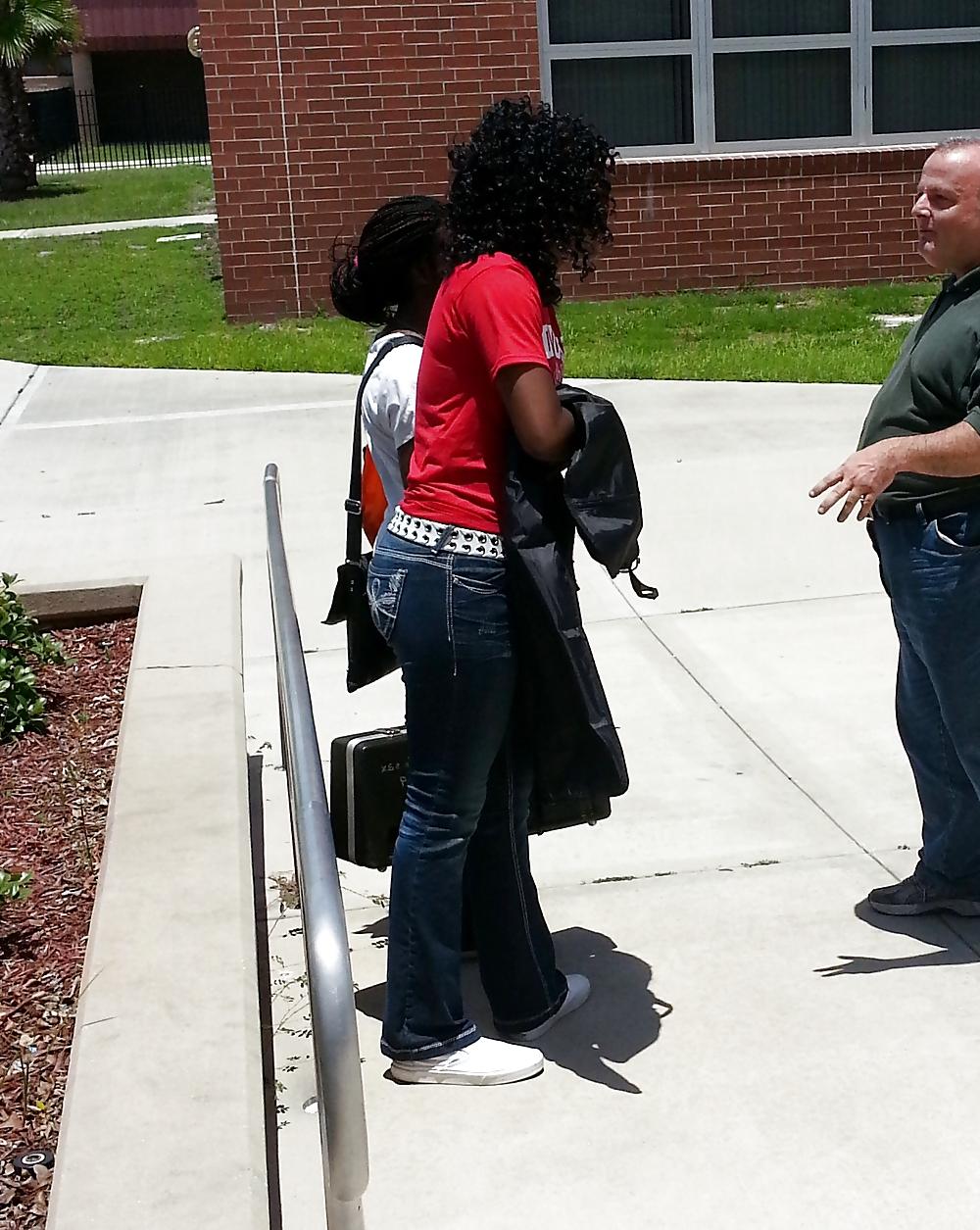 25P Public Voyeurism: Black Bitch Flaunts Assets In Flare Jeans