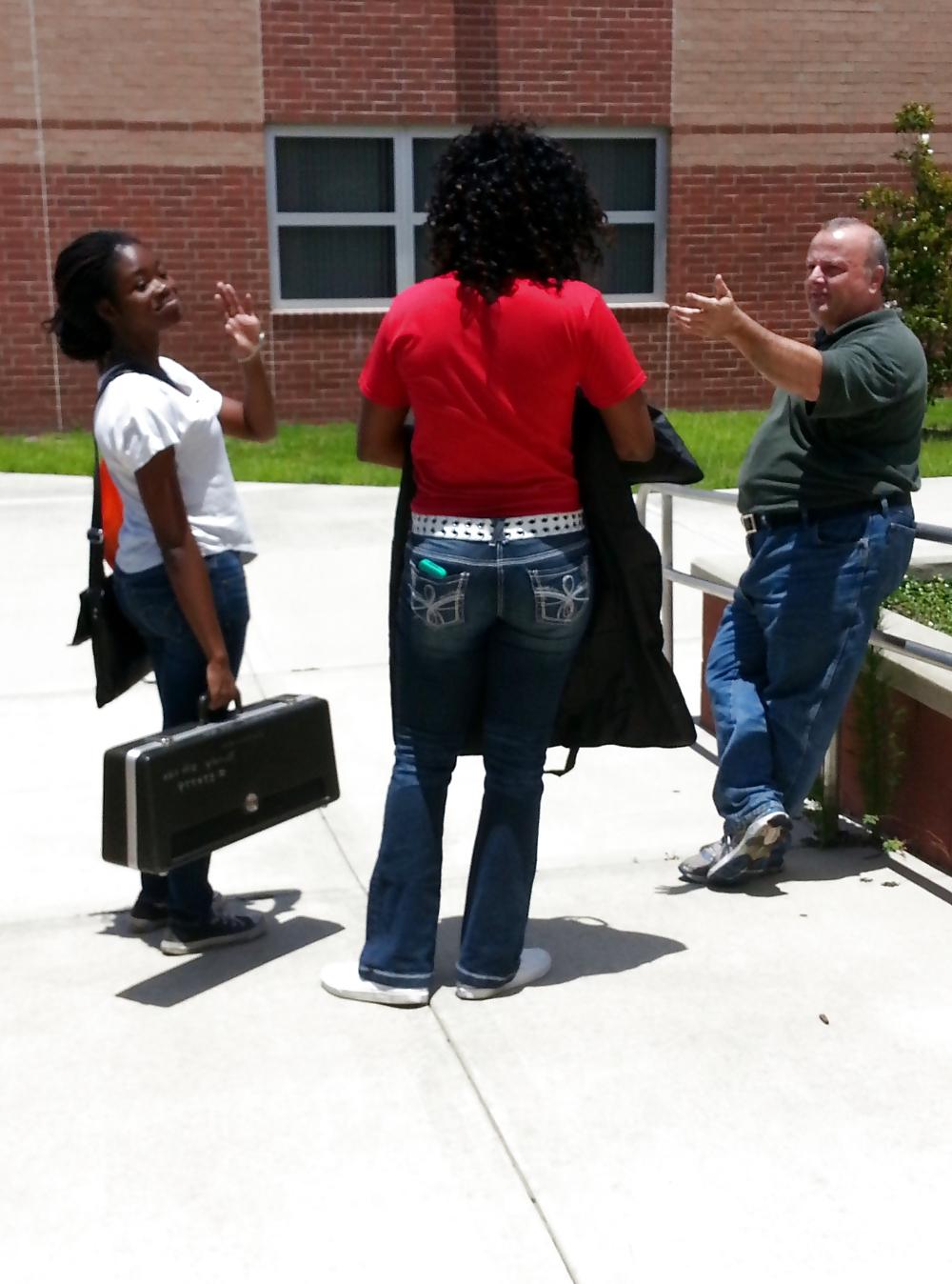 25P Public Voyeurism: Black Bitch Flaunts Assets In Flare Jeans
