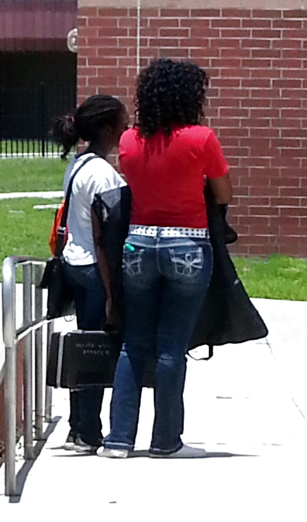 25P Public Voyeurism: Black Bitch Flaunts Assets In Flare Jeans