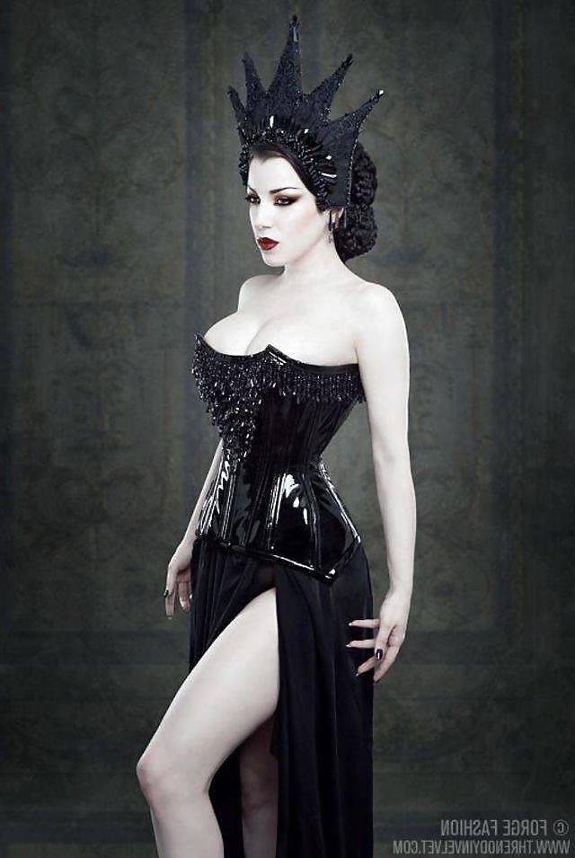 25P Latex and lace goddess's