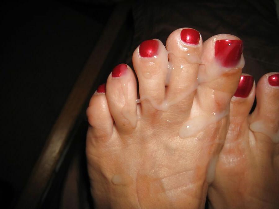 14P Mature feet red nails