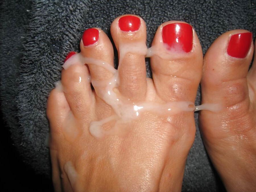 14P Mature feet red nails