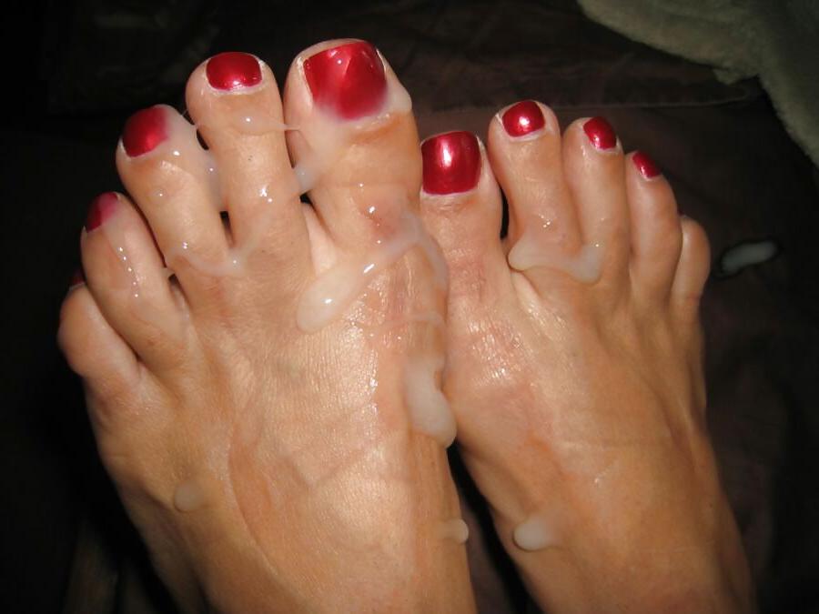 14P Mature feet red nails