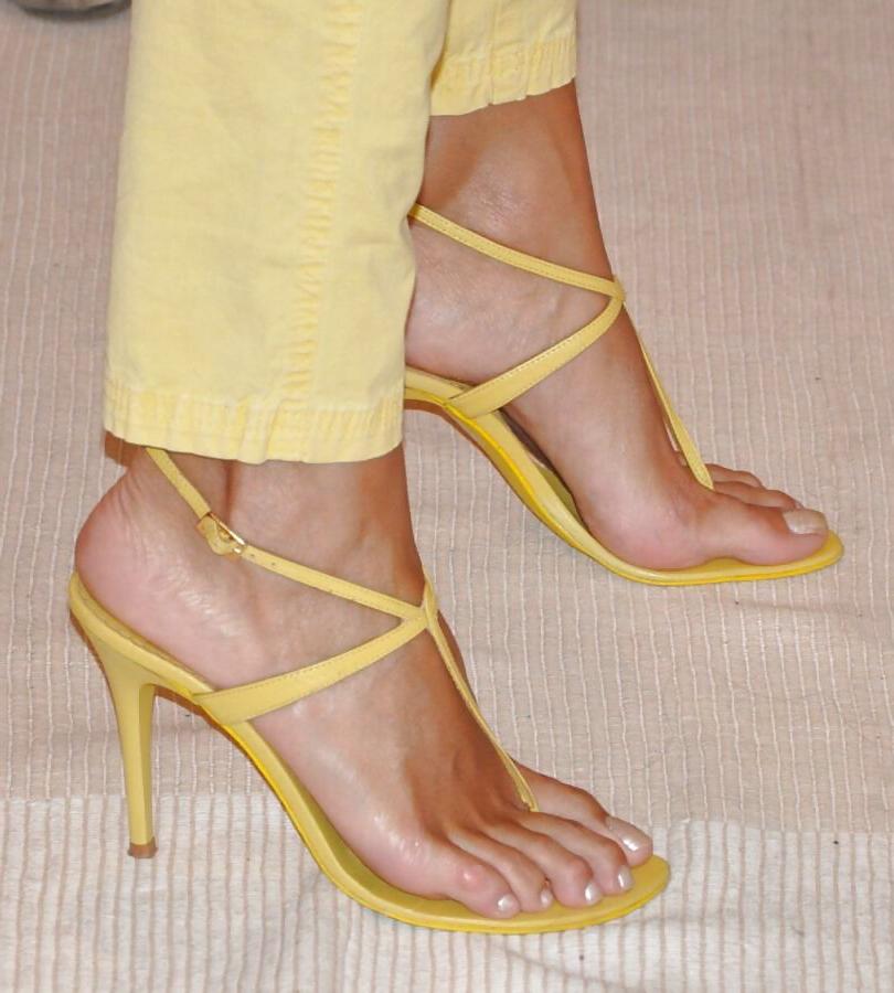 23P Mature high heels feet