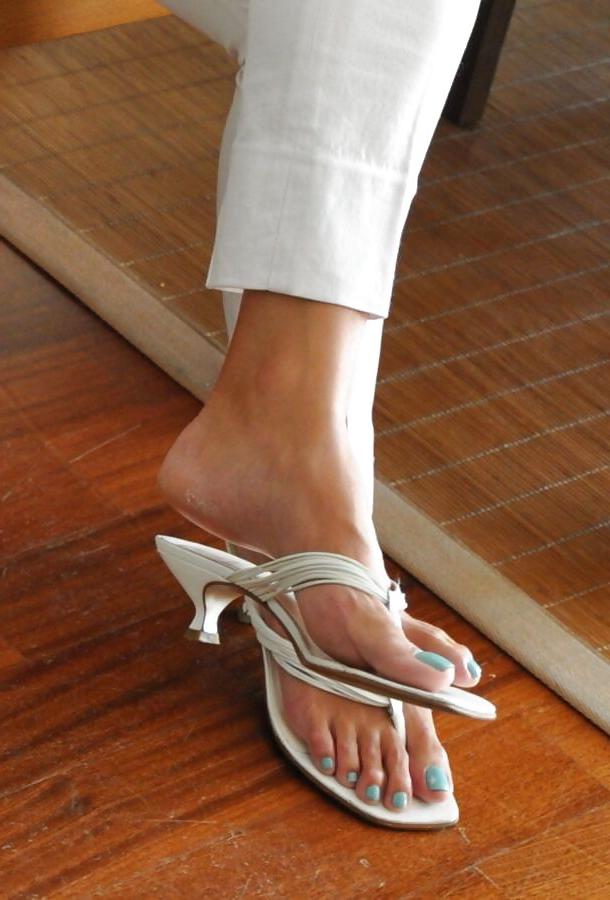 23P Mature high heels feet