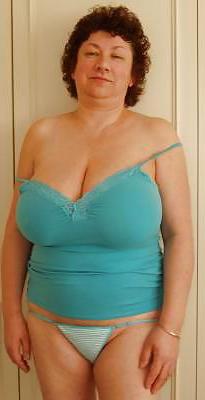 8P Mature Mom Likes to Pose For You