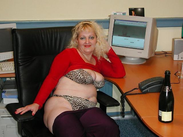 16P Chubby mature slut playing with herself