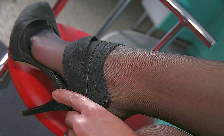 25P Sexy mature feet 7
