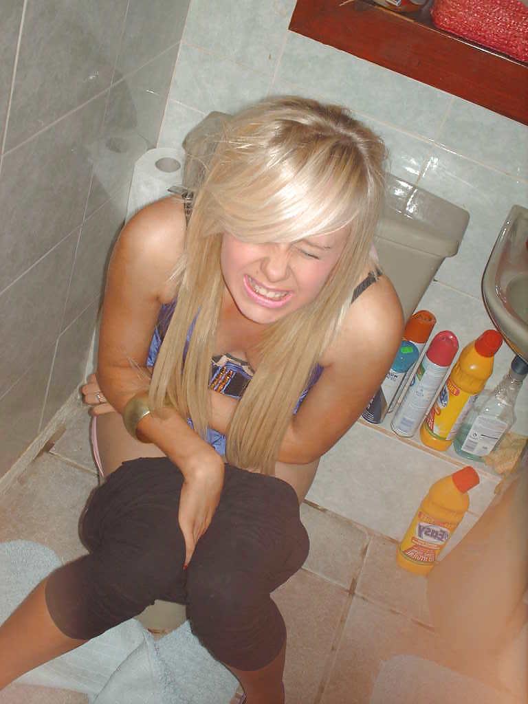 25P Teens In Toilet