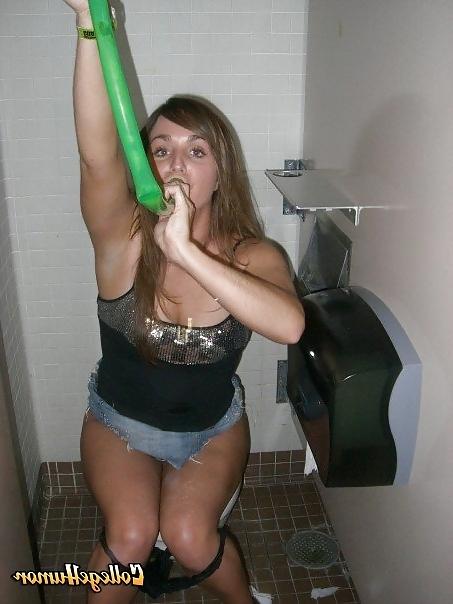 25P Teens In Toilet