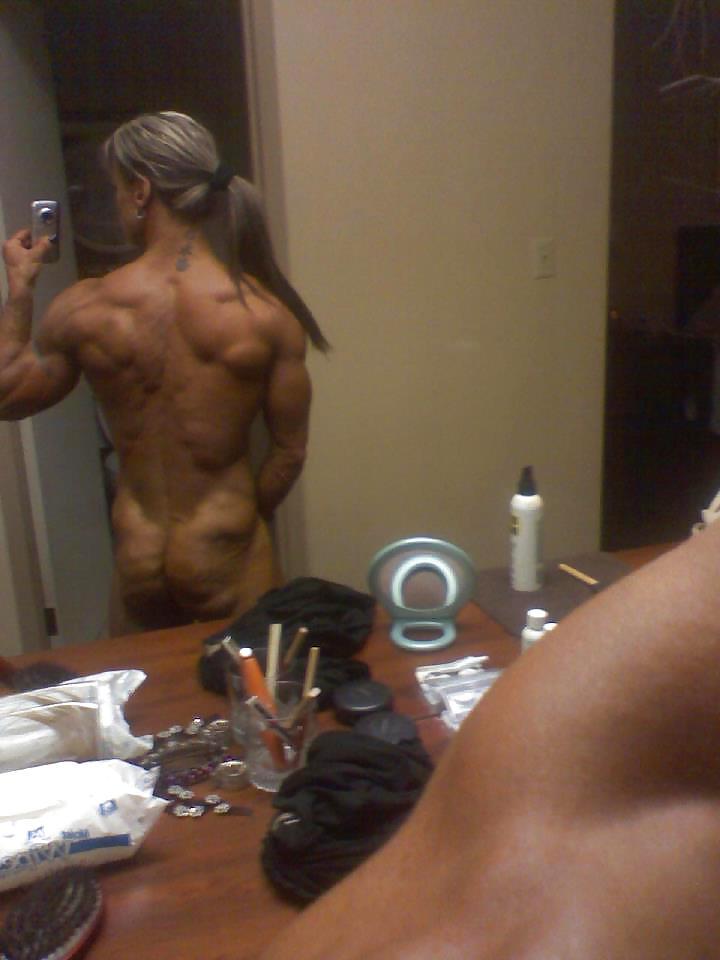 25P Female BodyBuilding Glute Worship