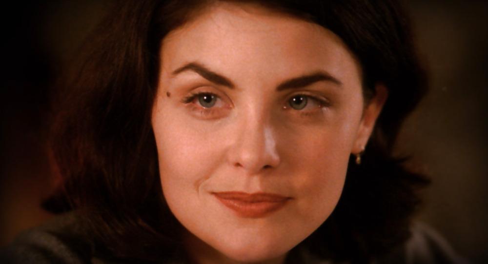 25P Sherilyn Fenn-Hollywood Goddess