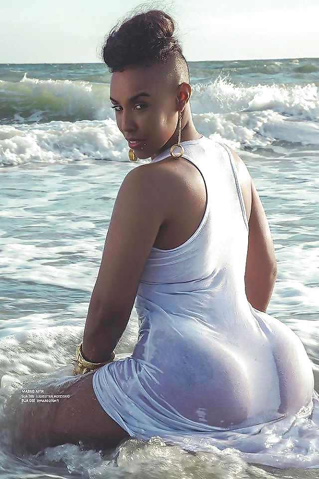 25P Big thick creamy asses in public
