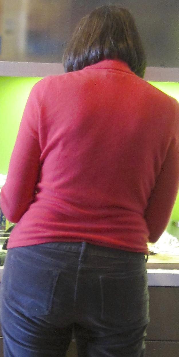 11P Mom's ass