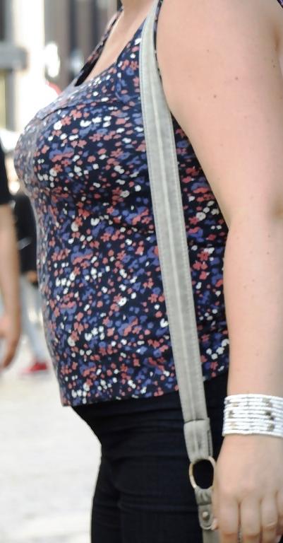 25P Asses, legs, breasts, feet, secretly photographed 