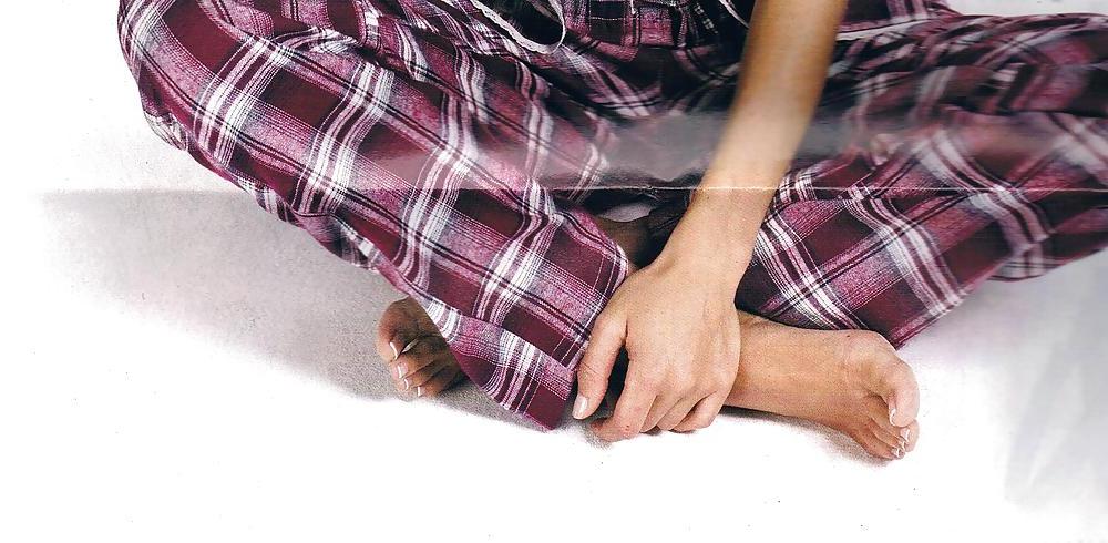 12P Scans of female feet 