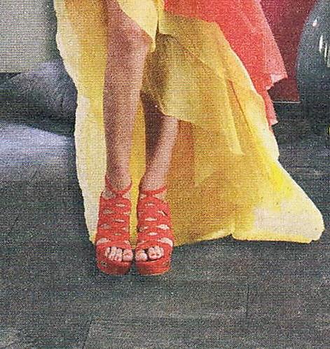 12P Scans of female feet 