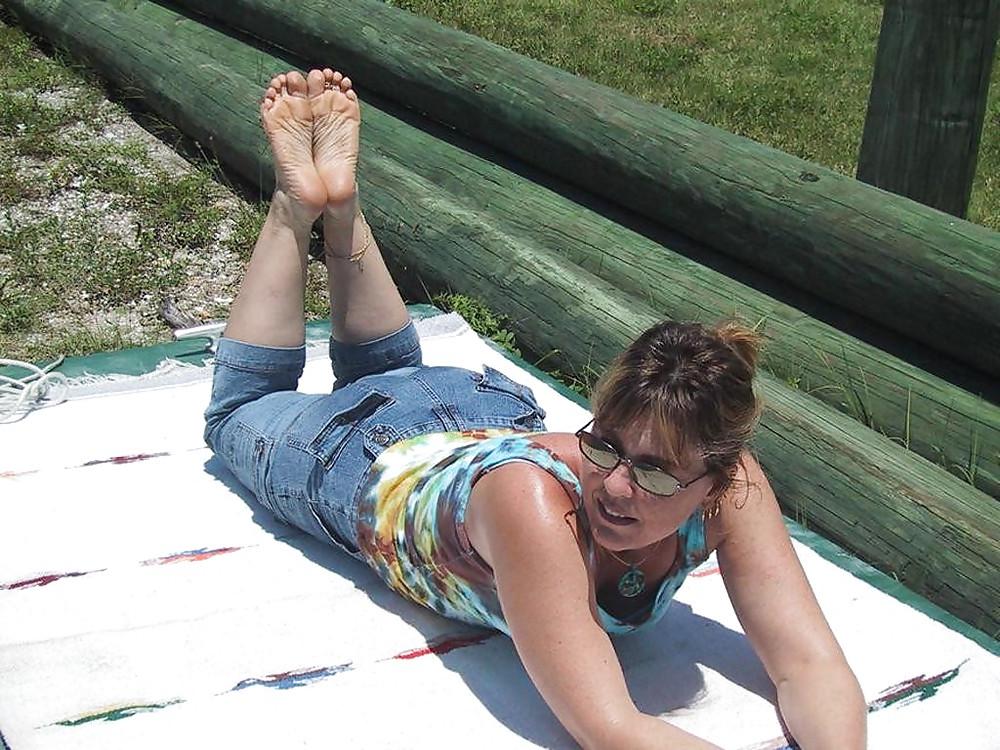 11P Mature TINA shows her hot feet