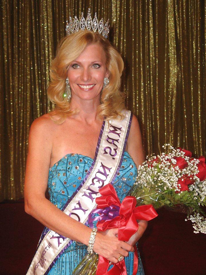 25P Beauty queen milf