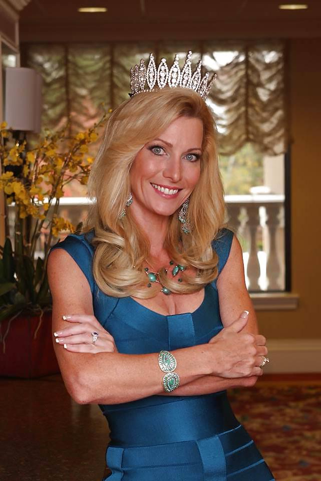 25P Beauty queen milf