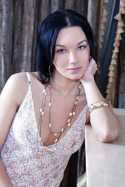 7P Brunettes like show and play