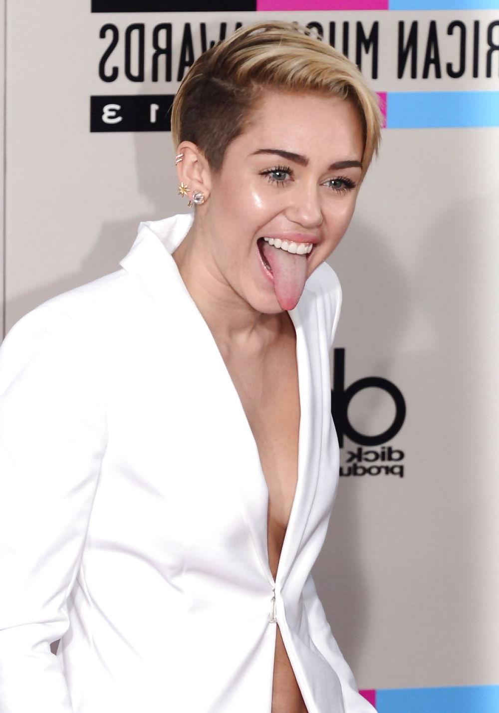 15P Miley Cyrus - Bitch to fuck