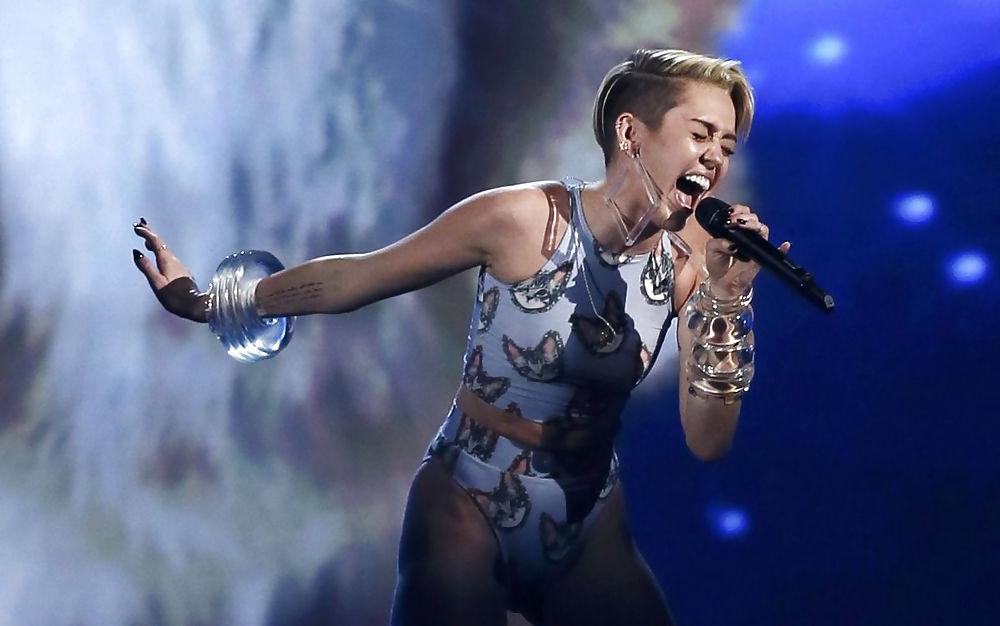15P Miley Cyrus - Bitch to fuck