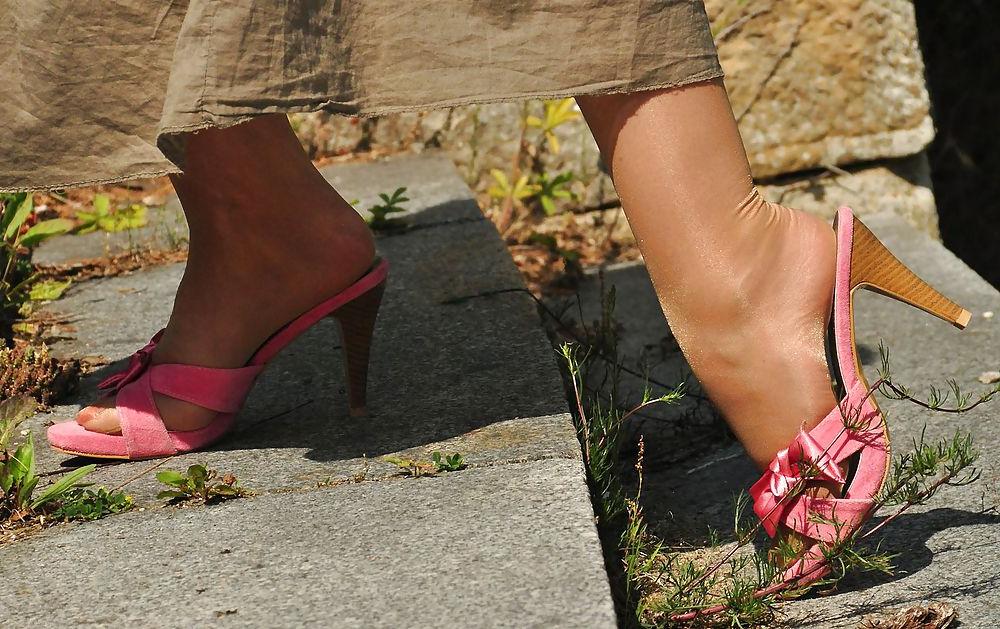 25P Sexy mature feet 4