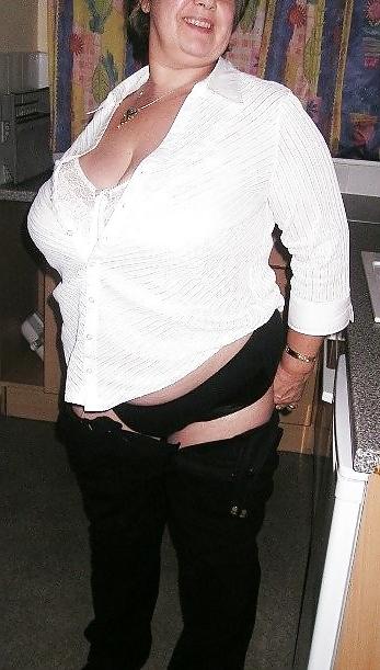 12P Housewife  chubby her nude in the kitchen