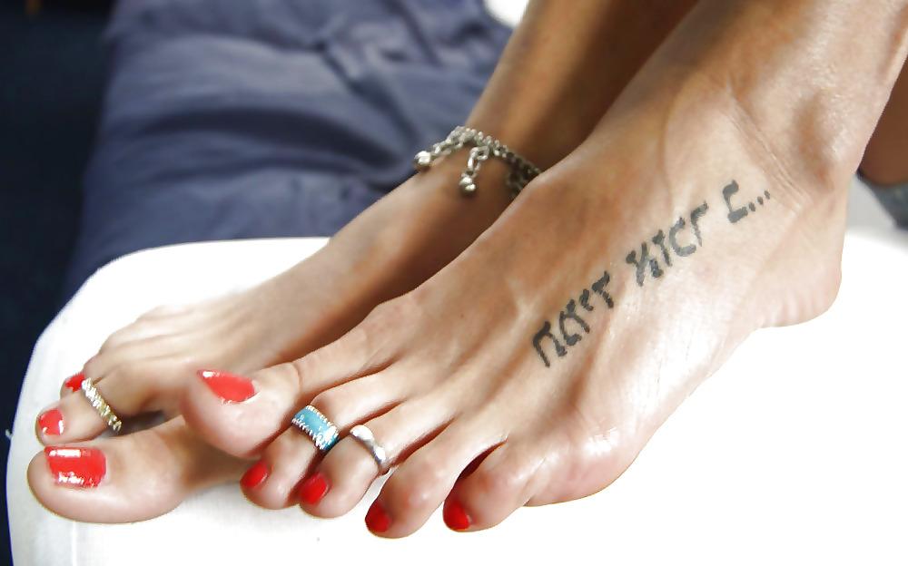 25P Bare feet,long toenails,toes,nails