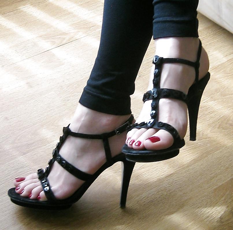 25P Bare feet,long toenails,toes,nails