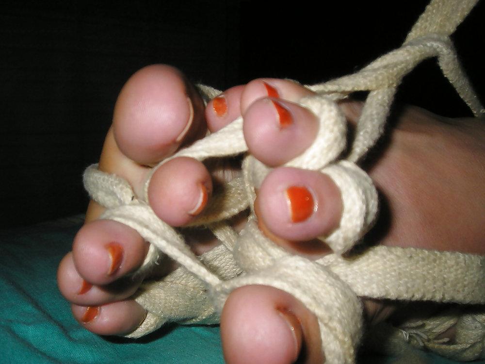 25P Bare feet,long toenails,toes,nails
