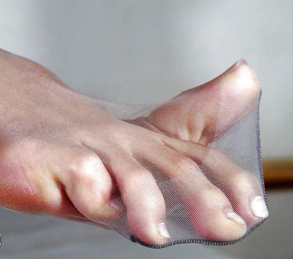 25P Bare feet,long toenails,toes,nails