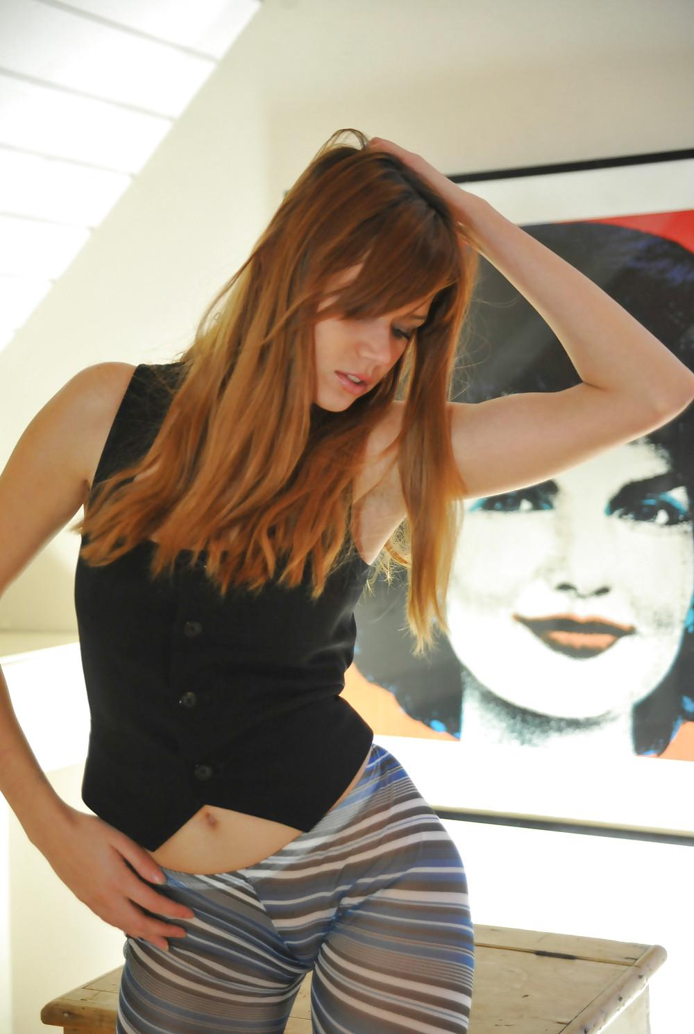 25P Slender Brunette Model