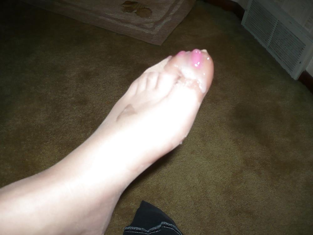 25P Cumshots on Nylon Clad Feet & Toes