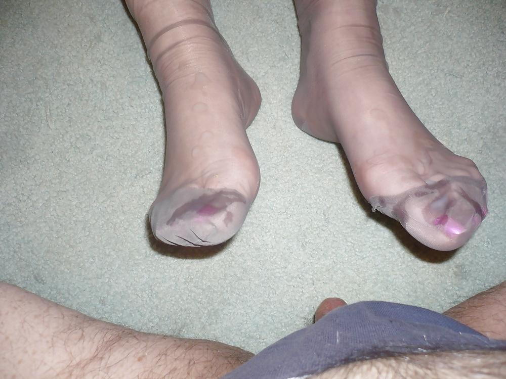 25P Cumshots on Nylon Clad Feet & Toes