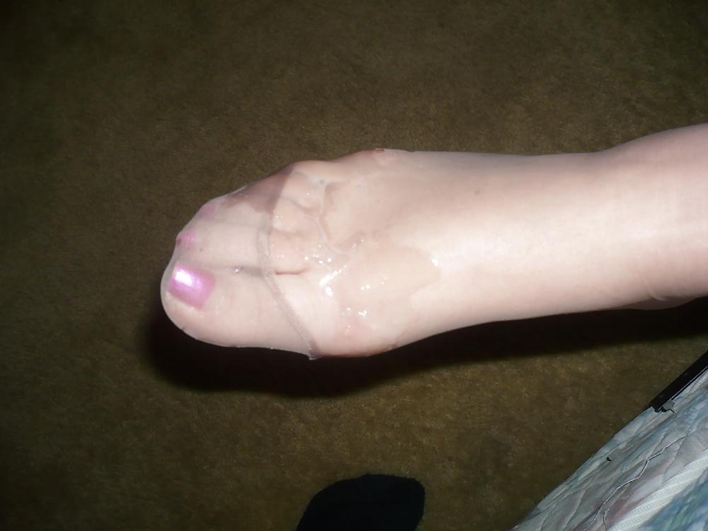 25P Cumshots on Nylon Clad Feet & Toes