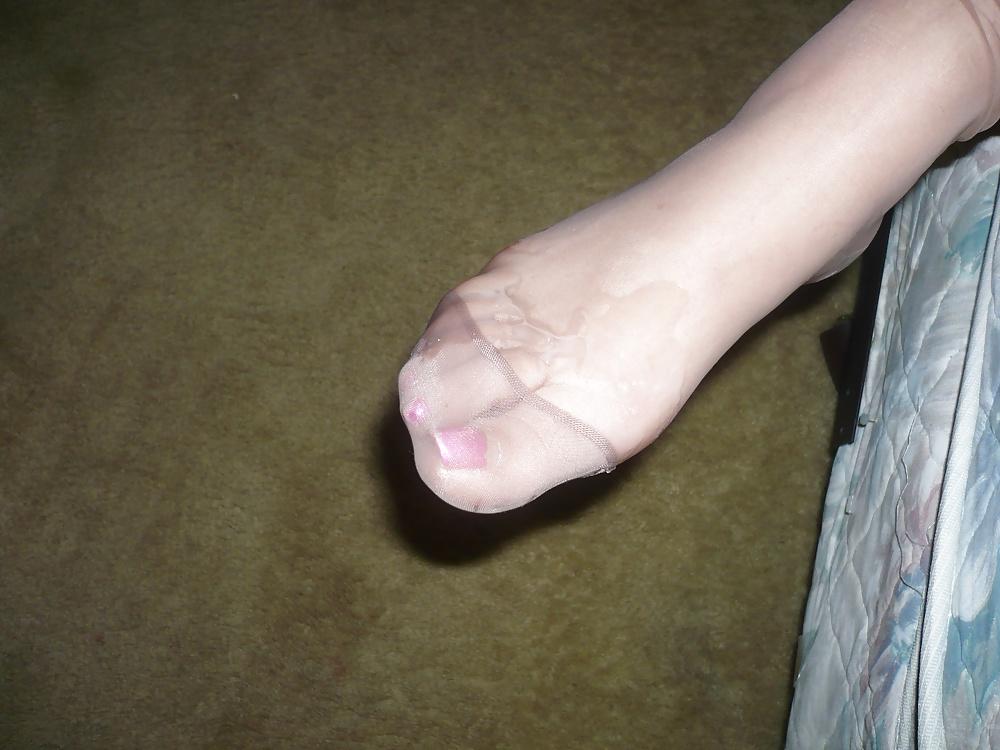 25P Cumshots on Nylon Clad Feet & Toes
