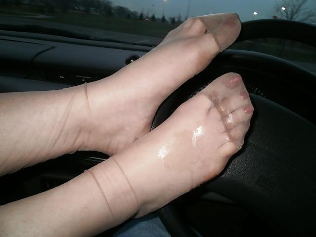 25P Cumshots on Nylon Clad Feet & Toes
