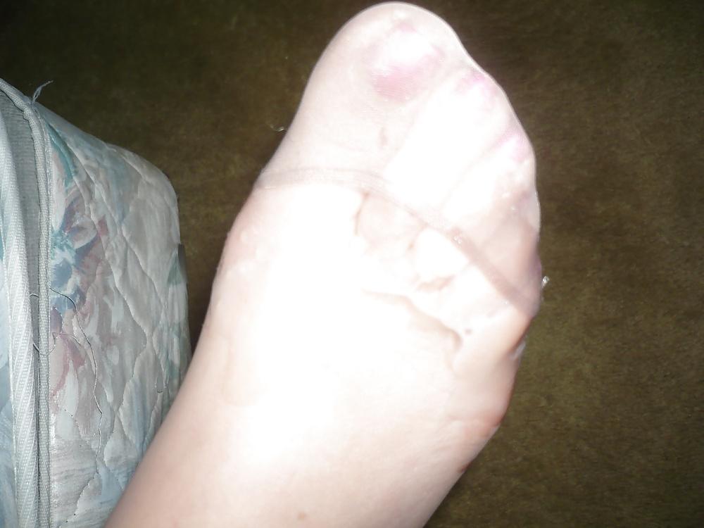 25P Cumshots on Nylon Clad Feet & Toes