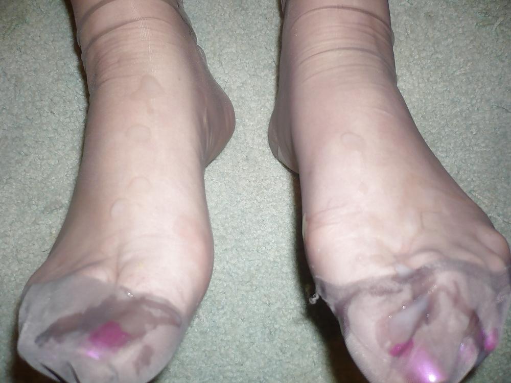 25P Cumshots on Nylon Clad Feet & Toes