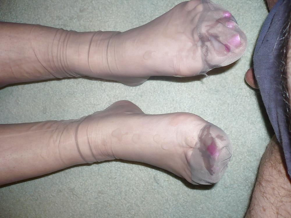 25P Cumshots on Nylon Clad Feet & Toes