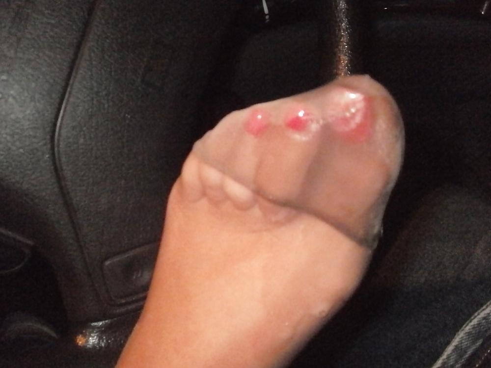 25P Cumshots on Nylon Clad Feet & Toes
