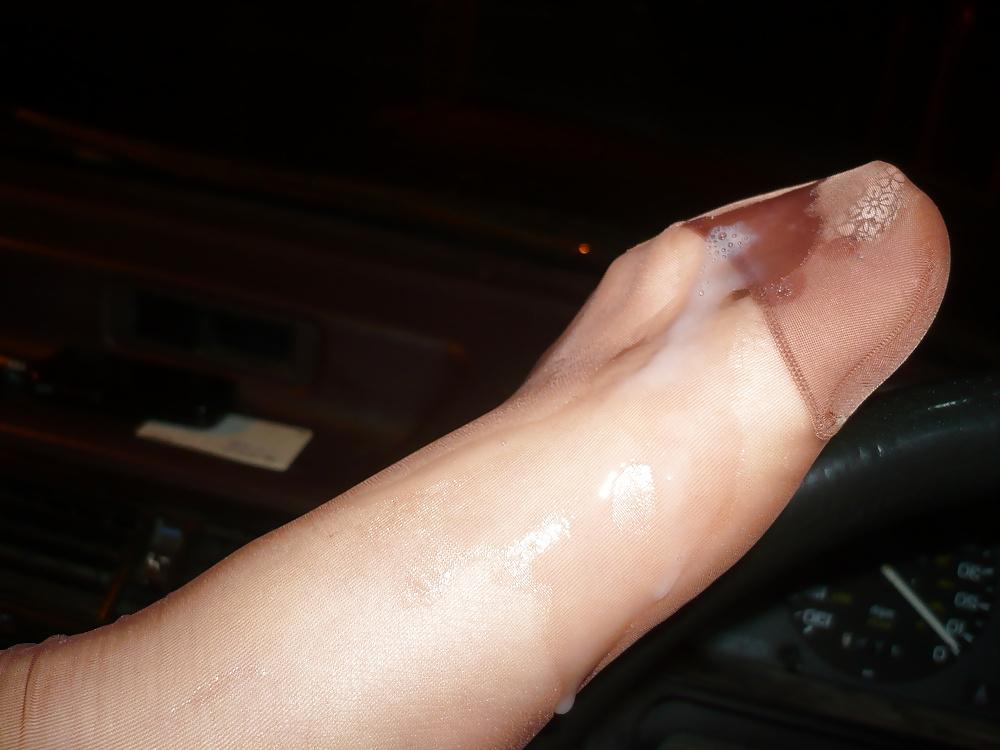 25P Cumshots on Nylon Clad Feet & Toes