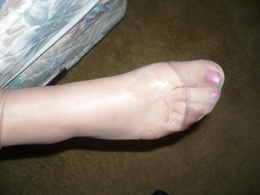 25P Cumshots on Nylon Clad Feet & Toes