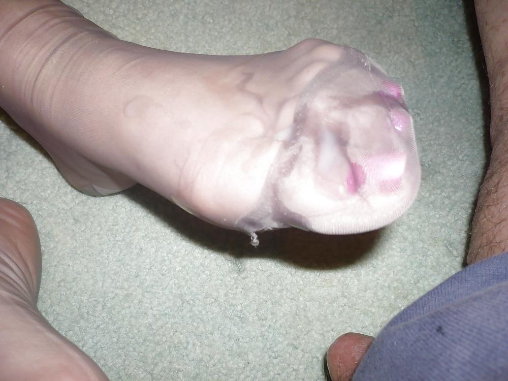 25P Cumshots on Nylon Clad Feet & Toes