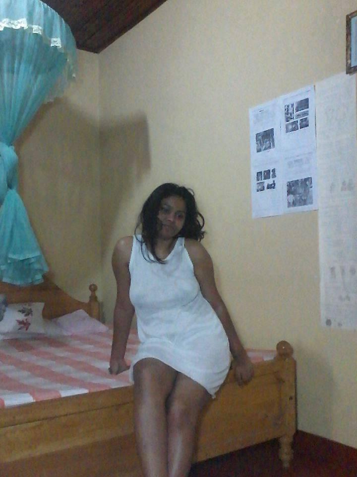 9P Chubby Sri Lankan Grilfriend