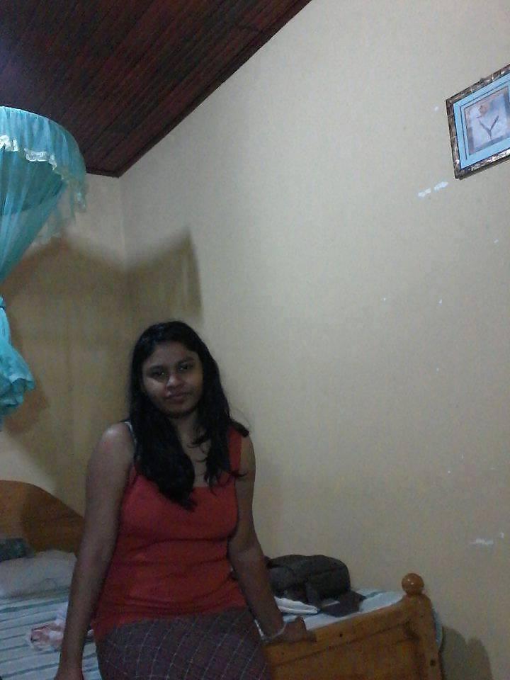 9P Chubby Sri Lankan Grilfriend