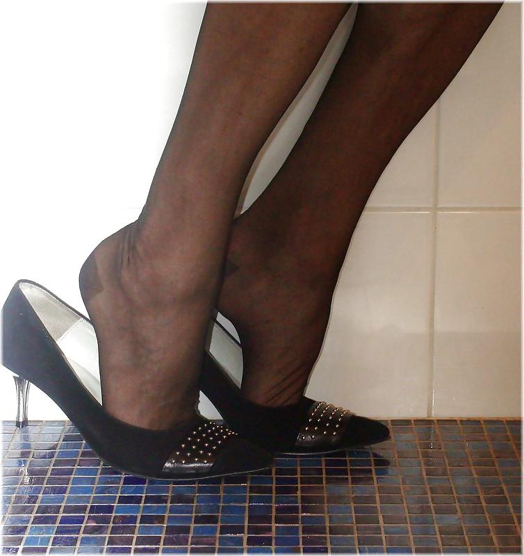 10P I play with my shoes in black stockings - Close up