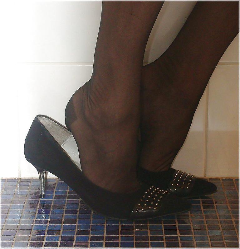 10P I play with my shoes in black stockings - Close up